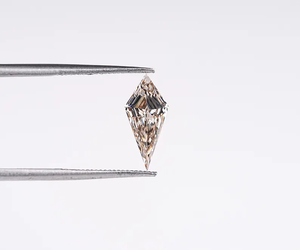 Diamant de laboratoire couleur champagne 0,95 CT, diamant de laboratoire taille cerf-volant, diamant fantaisie de couleur créée en laboratoire pour pendentifs et bagues - Product Image 1