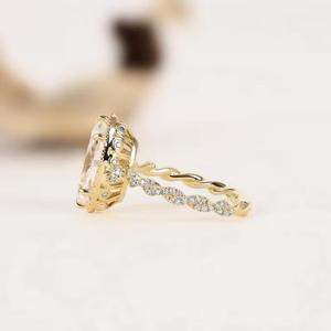 Anillo Fino con Diamante Corte Pera en Oro Sólido con Barra Clásica con Acentos Pavé y Engaste Asimétrico de Múltiples Piedras, Ideal para Regalo para Ella - Product Image 4