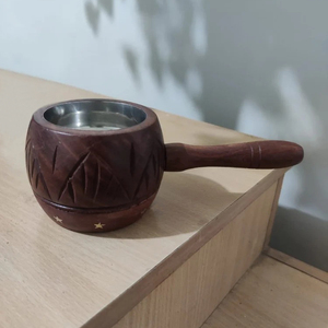 Quemador de Incienso Redondo de Madera Rústico con Asa, Patrones de Hojas Talladas y Revestimiento Metálico Duradero, Accesorio Moderno para Escritorio - Product Image 4