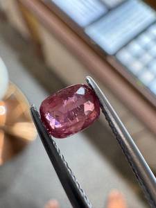 Spinelle Mahenge rose radis naturelle 0,95 carat taille coussin, pierre précieuse en vrac facettée, vente en gros, provenance Mines de Tanzanie, Zehra Gems - Product Image 1