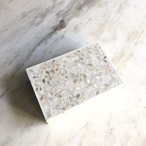 Boîte à bijoux en résine rectangulaire blanche avec incrustation de nacre et de bois, artisanat de haute qualité, logo personnalisé - Product Image 1