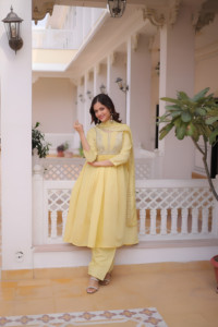 Vestido Mul Chanderi con bordado de cuentas de diseñador y parte inferior cosida en seda romana, y conjunto de dupatta Mul Chanderi. - Product Image 3