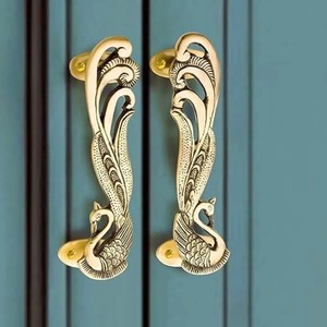 Elegante manija metálica de calidad garantizada que recibe a cada invitado con estilo y confianza. - Product Image 5