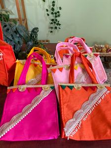 Bolsas de regalo étnicas vibrantes hechas a mano, celebración de la tradición y el color, impresionantes bolsas étnicas hechas a mano, bolsa de boda Shagun. - Product Image 2