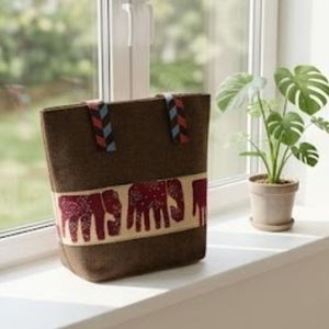 Sac fourre-tout en jute marron fait main Hathi Print avec fermeture ouverte et décoration brodée - Product Image 2