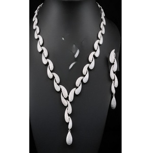 Ensemble collier et boucles d'oreilles en cristal et strass plaqué argent de qualité supérieure, élégant et glamour, pour bijoux de mariage pour femmes - Product Image 2