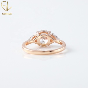 Bague de fiançailles de luxe en moissanite, or rose 14 carats, trois pierres, coupe ronde, bague de mariage bicolore en diamant - Product Image 5