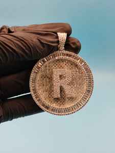 Colgante de moda hip hop Iced Out, dijes personalizados de plata 925 con moissanita, colgante circular con inicial para regalos - Product Image 6