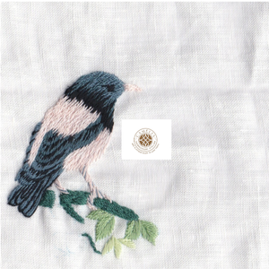 Serviette en lin avec motif hirondelle, broderie légère qui apporte un charme jeune et vivant. - Product Image 1