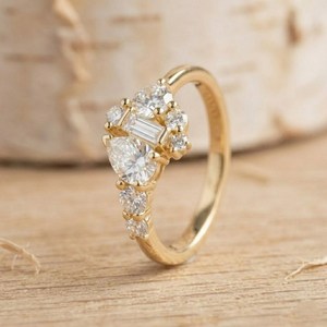 Bague de fiançailles élégante en or massif avec grappe de pierres de laboratoire taille brillant poire et taille rond, 0,86 ct, clarté E, VVS, bijoux fins - Product Image 5