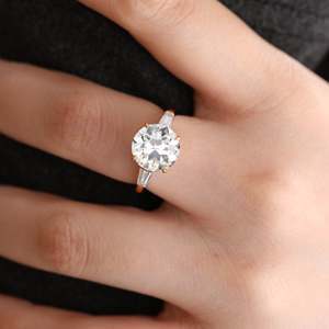 Bague de fiançailles en or jaune 18 carats avec diamant de laboratoire taille ancienne européenne de 4 carats et pierres latérales baguette coniques – Vente en gros - Product Image 2