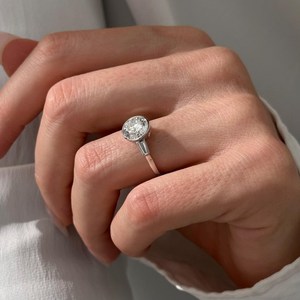 Élégante bague de fiançailles pour femme avec diamant de laboratoire de 2 carats, trois pierres, accents baguette effilés, en or blanc 14K, sertie clos - Product Image 2