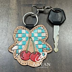 Nouveau porte-clés personnalisé en cuir véritable à motif damier, fait main, avec anneau métallique et design nœud cerise, pour unisexe - Product Image 1