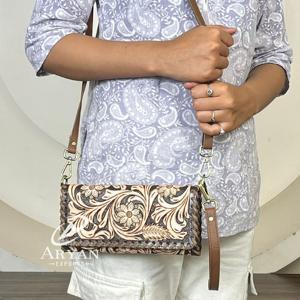 Bolso Bandolera Mini de Cuero Genuino con Correa Ajustable y Diseño Floral Grabado, Novedad 2026 al por Mayor para Mujer - Product Image 1