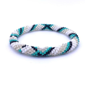 Bracelet bohème artisanal indien en perles de verre multicolores élastiques, design personnalisé, fait main pour femme - Product Image 1