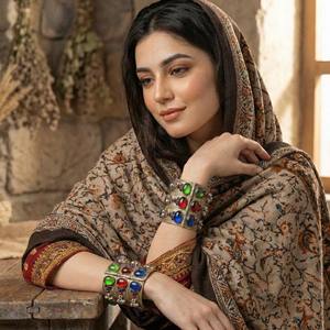 Bracelet classique afghan Kuchi avec anneaux métalliques entrelacés et pièces de monnaie traditionnelles gravées pour un style ethnique intemporel - Product Image 5