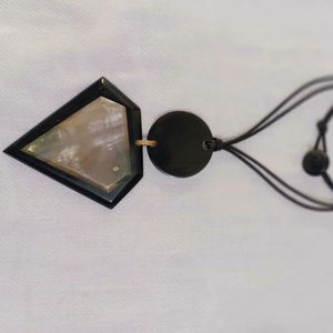 Collar de Resina Hecho a Mano con Forma de Diamante, Hermoso y Moderno para Mujer, con Cuentas de Resina de Madera y Cadenas de Perlas, Artesanía en Resina - Product Image 1