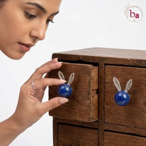 Poignée de meuble en laiton et résine Ba Bunny Ears, pierre lapis-lazuli bleue, écologique, forme originale, contemporaine, pour commode, installation facile - Product Image 2