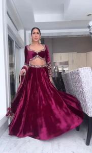 Conjunto de Lehenga de terciopelo con diseño de hilo Dori y Zari, blusa de terciopelo y dupatta. - Product Image 1