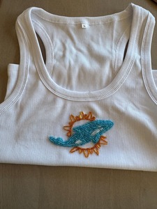 Débardeur Femme en Coton Côtelé Blanc avec Broderie de Haute Qualité, Motif Coquillage Rose et Perles de Verre, Idéal pour l'Été et la Plage - Product Image 6
