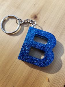 Llavero de Resina Hecho a Mano con Diseño de Letra Personalizada, Elegante Adorno para Bolsa y Llavero, Regalo para Amigos - Product Image 3