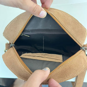 Bolsos de mano florales redondos de mujer personalizados al por mayor bolsos de hombro cruzados de piel de vaca mecanizados a mano con cierre de cremallera - Product Image 6