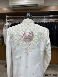 Traje de Ceremonia Varmala Especial para Bodas, Sherwani de Seda Vergo Color Marfil con Cinturón de Lentejuelas y Diseño Floral - Product Image 5