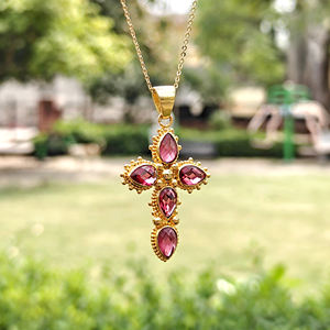 Collar chapado en oro para mujer con colgante de cruz de diseñador con rubí de corte a cuadros y cuarzo hidro para venta al por mayor de joyería. - Product Image 5