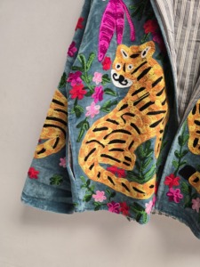 Veste Suzani en velours bleu sarcelle pour femme, broderie florale tigre faite à la main, style bohème ethnique, vêtement d'extérieur de créateur, exportateur en gros B2B - Product Image 3