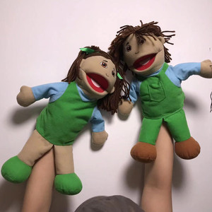 Juego de marionetas de peluche personalizadas para niño y niña, overoles verdes, camisas azules, material súper suave para niños de 3 años en adelante. - Product Image 3