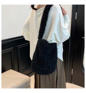 Bolso de Piel de Visón para Mujer, Largo, Esponjoso y Bonito, con Cierre de Cordón y Correa de Hombro con Cadena de Perlas - Product Image 2