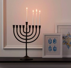 เชิงเทียนโลหะสีดำทรงสูงสำหรับตกแต่งบ้าน ห้องนั่งเล่น มุมห้อง พร้อมคุณสมบัติให้แสงสว่าง - Product Image 4