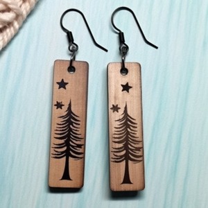 Boucles d'oreilles pendantes en bois avec motif arbre et cœur, gravées au laser, forme rectangulaire, bijoux artisanaux en bois naturel - Product Image 3