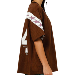 เสื้อฟุตบอลอเมริกันแบบตาข่ายย้อนยุค OEM ทรงโอเวอร์ไซส์ สีน้ำตาล เสื้อกีฬาระบายอากาศได้ดี ผลิตจากโพลีเอสเตอร์ ชุดฝึกซ้อมทีม รับผลิตตามสั่ง - Product Image 4