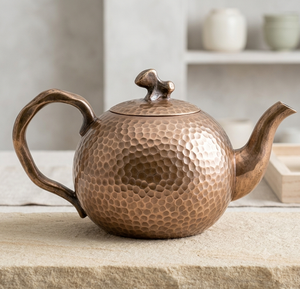 Théière en cuivre martelé vintage avec couvercle floral et poignée torsadée – Idées de coffrets cadeaux uniques pour café et thé - Product Image 1