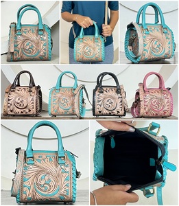 Bolso Bandolera de Cuero Vacuno Genuino Hecho a Mano, Diseño Boho, Moderno, Pequeño, Elegante, con Estampado Floral y Detalles en Turquesa - Product Image 3