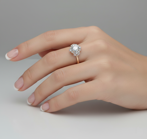 Anillo de Diamante Cultivado en Laboratorio Stonewels con Halo y Piedras Laterales Baguette Engastadas en Oro de 14K Certificado para Novia - Product Image 5