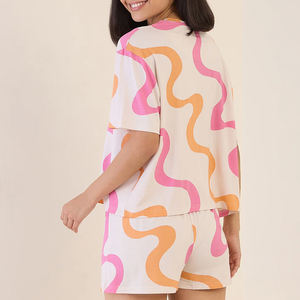 Conjunto de dos piezas de verano personalizado de moda, con logo de color sólido, informal, de felpa de 240 g, con sudadera con capucha y pantalones cortos por encima de la rodilla para mujer, 100% algodón. - Product Image 2