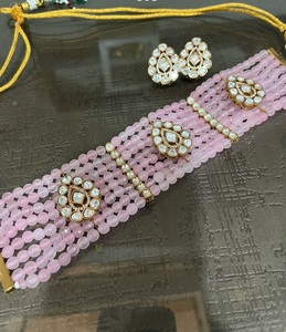 Magnifique ensemble collier ras-du-cou et boucles d'oreilles de luxe en laiton plaqué or de qualité supérieure, orné de perles, de moissanite et de doublets Kundan, idéal pour les mariages - Product Image 4