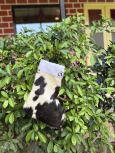 Chaussette de Noël en cuir de vachette au design unique pour la famille, à suspendre au sapin ou au foyer, et sac cadeau pour décoration de fête - Product Image 2