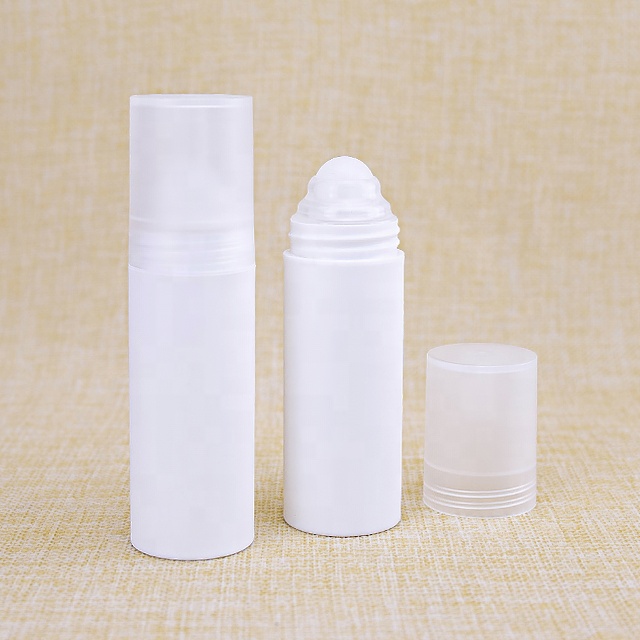 ขวดสีขาวพร้อมลูกบอลพลาสติก