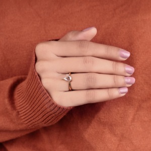 Anillo de compromiso solitario con diamante cultivado en laboratorio de corte rosa en forma de cometa, engaste de bisel, oro de 10K, 14K, 18K, joyería personalizada, anillos para uso diario - Product Image 3