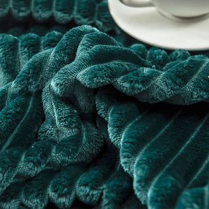 Coperta in Flanella Verde Scuro con Motivo Intrecciato, Tinta Unita, Super Morbida e Leggera, Disponibile nelle Misure 28*40 Pollici e 60*80 Pollici - Product Image 6