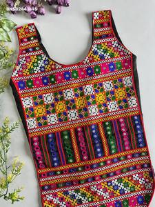 Blusa de algodón mágico con bordado estilo Gamthi y detalles de conchas para festivales y fiestas, exportador de moda femenina. - Product Image 6