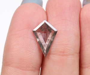 เพชรทรงว่าว 1.60 กะรัต เจียระไนแบบเกลือพริกไทย ฝังด้วยเลเซอร์ เพชรเลี้ยงในห้องปฏิบัติการ ขายดี รับประกันโดยผู้ตรวจสอบอิสระ - Product Image 5