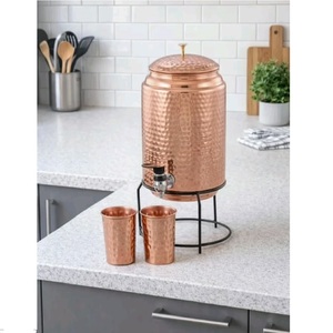 Distributeur d'eau artisanal en cuivre massif martelé, cylindrique, avec support et 2 verres - Product Image 1