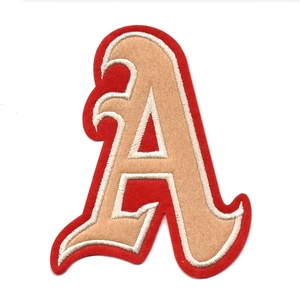 Patch brodé thermocollant lettre A rouge beige en feutrine, applique alphabet pour la décoration de vêtements - Product Image 1