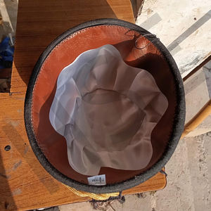 Chapeau maçonnique noir du 32e degré du Rite écossais avec broderie d'aigle à double tête et pompon doré - Product Image 6