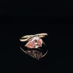 Anillo Solitario de Diamante Rosa en Forma de Pera en Oro Rosa con Engaste Moderno y Diseño Minimalista Elegante - Product Image 1