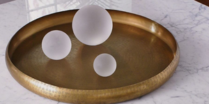 Plateau en fer d'aluminium patiné intemporel avec bord rustique en laiton pour l'amélioration de la présentation de la décoration de la maison de mariage - Product Image 4